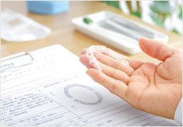 前歯の軽い重なりを整える矯正